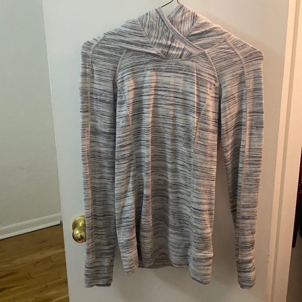 Lululemon sweatshirt in great condition.